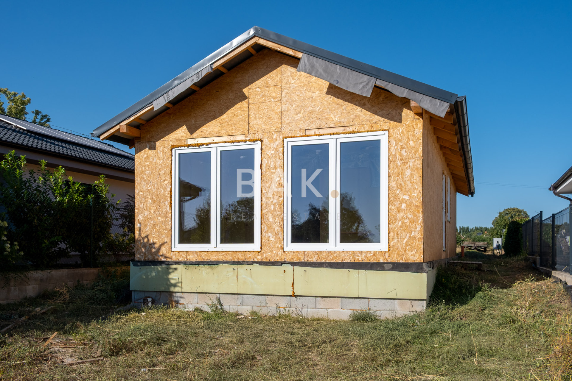 Detail objektu s osadenými oknami počas realizácie.